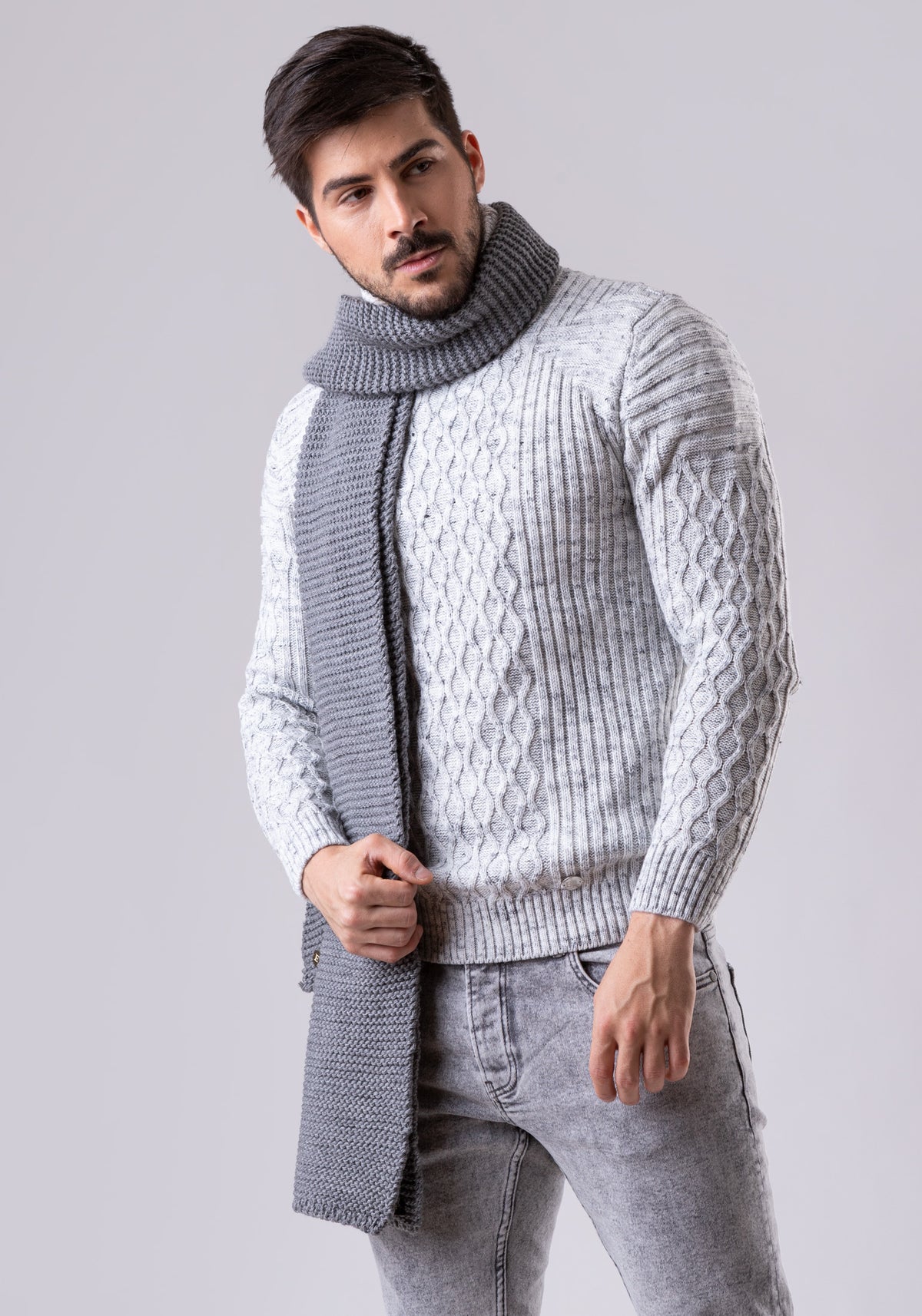 Knitted scarf grey