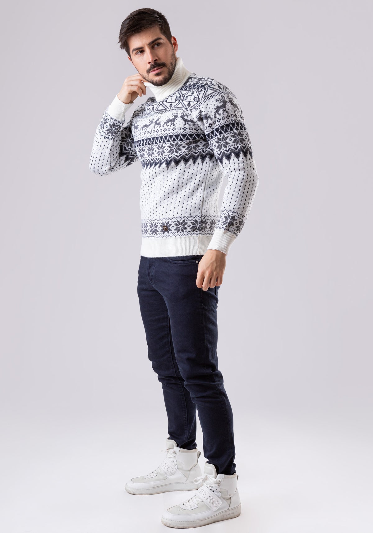 Knitted sweater white
