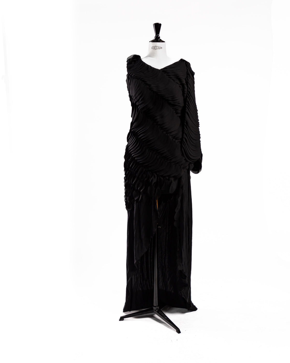 Црн свилен слоевит фустан