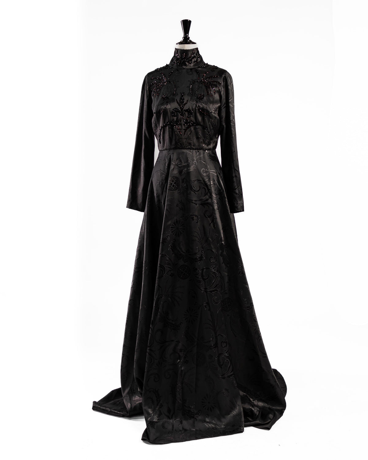 Црн долг фустан