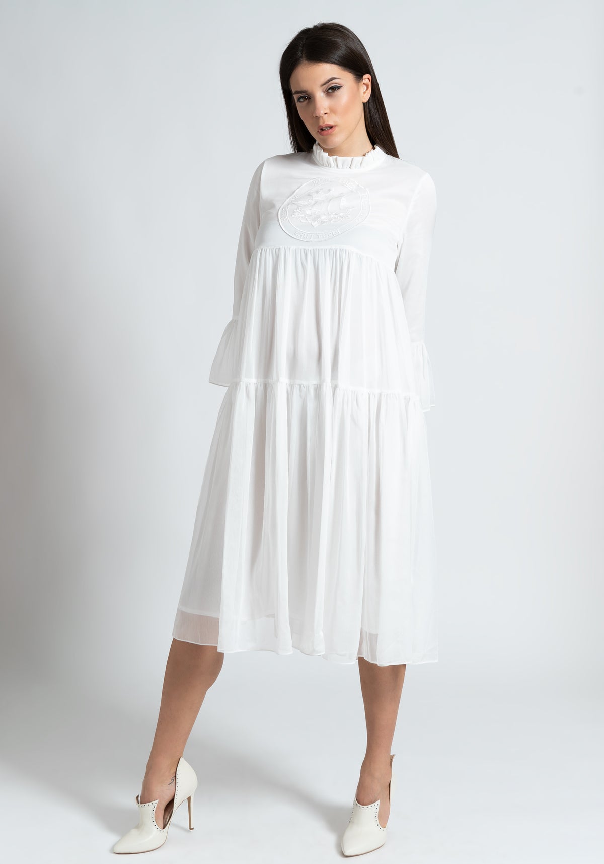 Извезен долг бел фустан