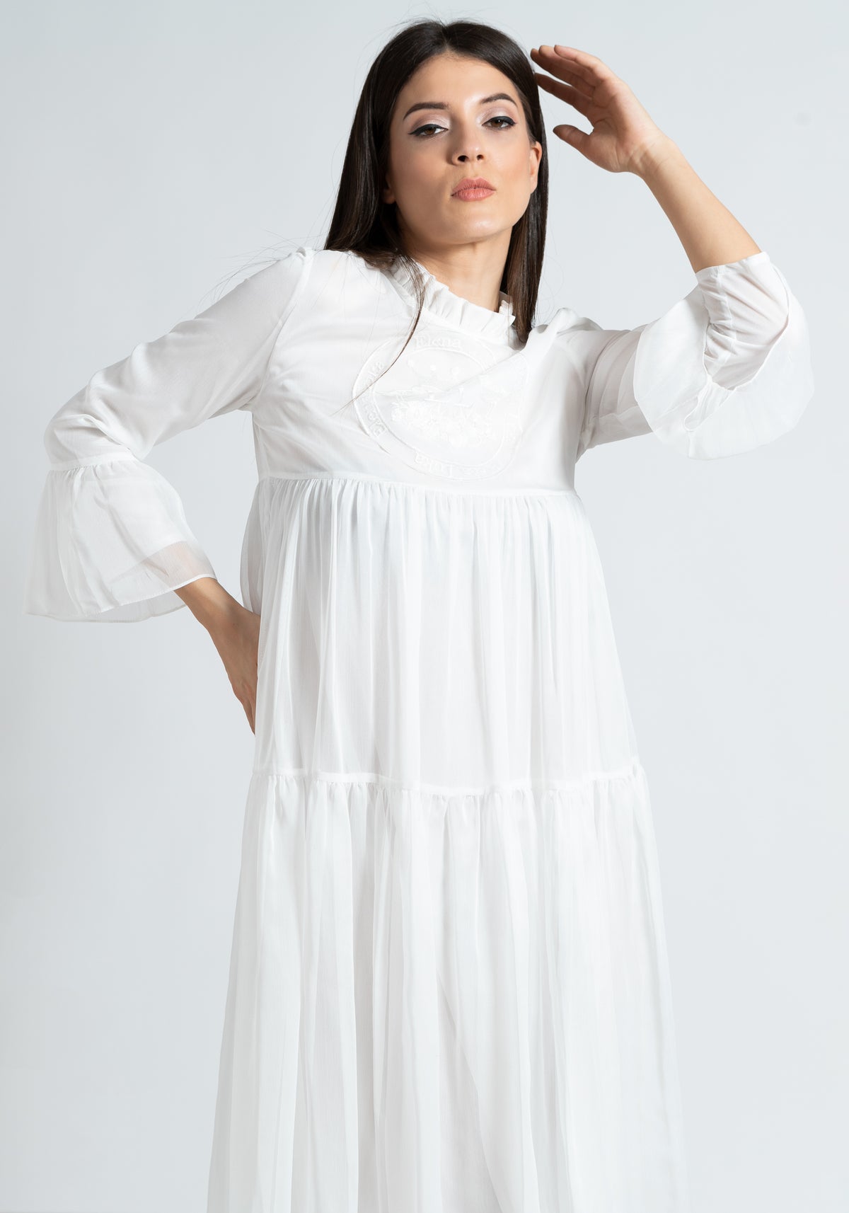 Извезен долг бел фустан
