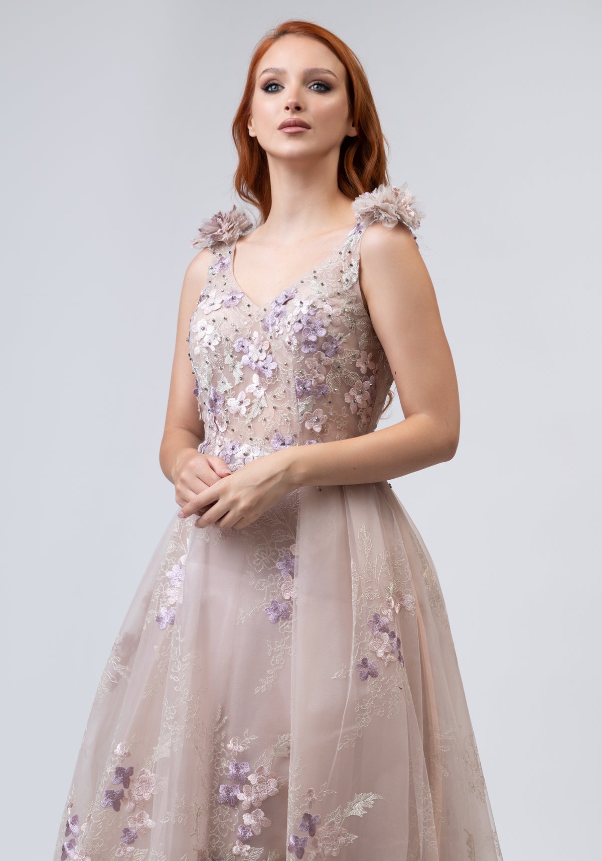 Романтичен фустан во беж боја