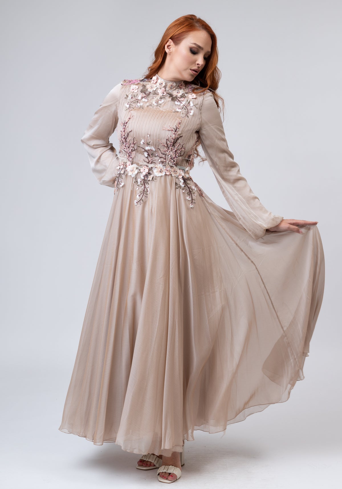 Романтичен фустан во беж боја