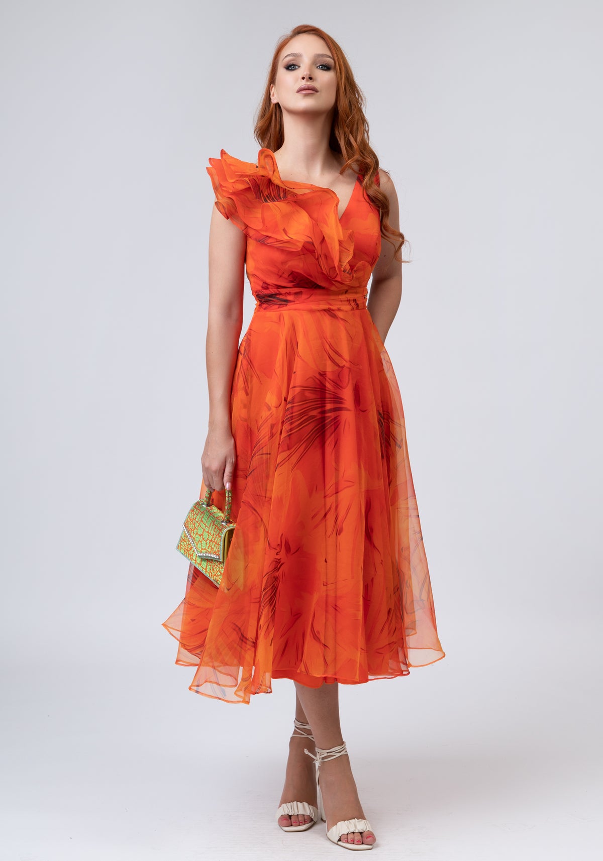 Краток портокалов фустан