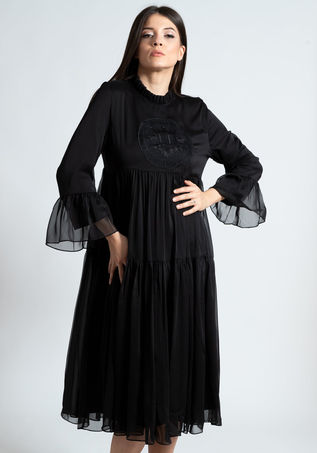 Извезен долг црн фустан