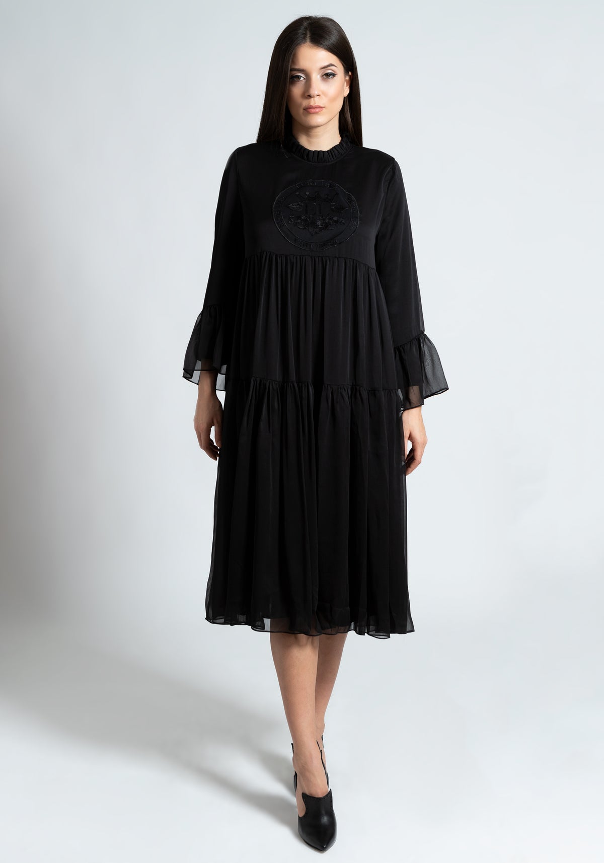 Извезен долг црн фустан