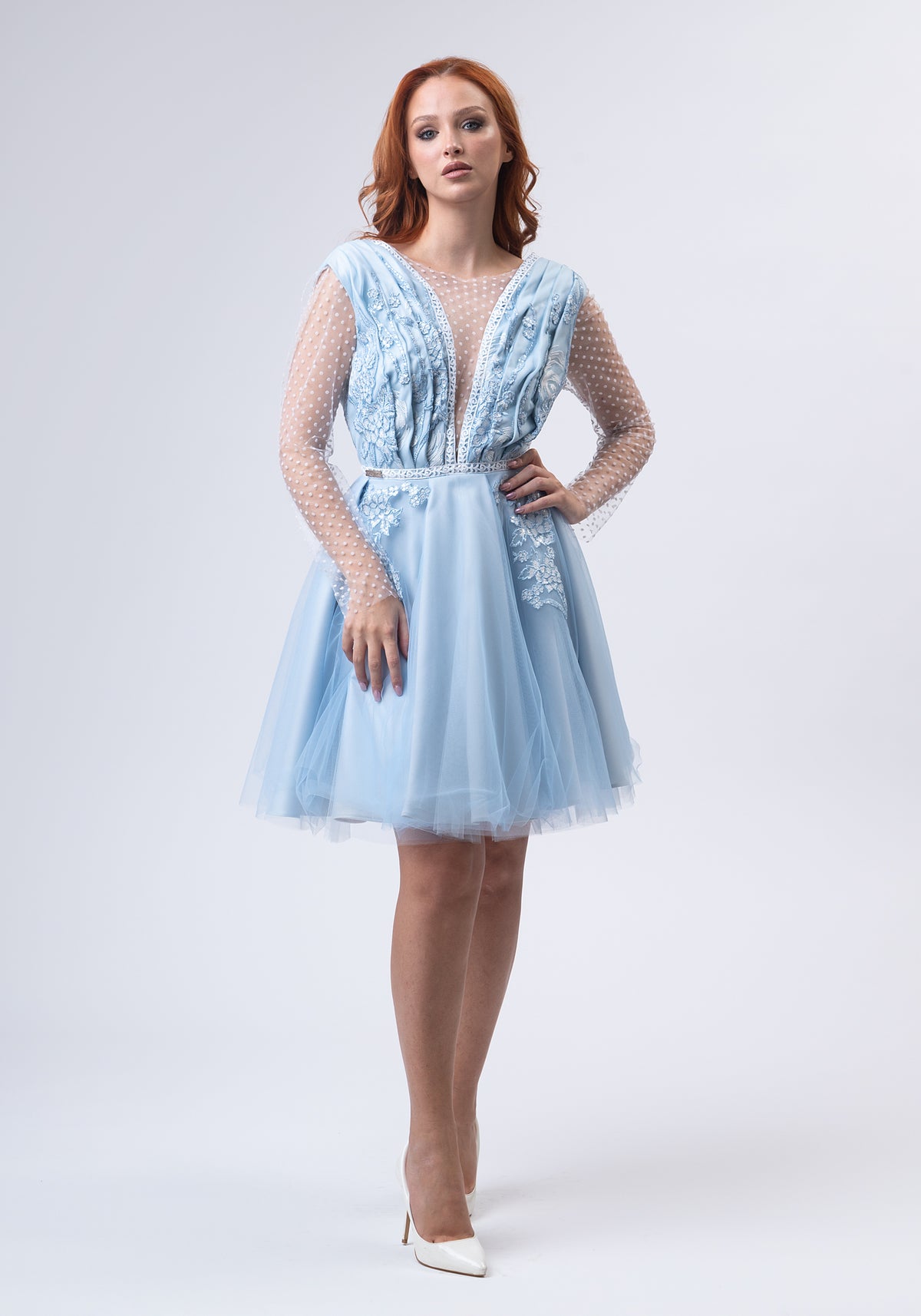 Краток син фустан од чипка